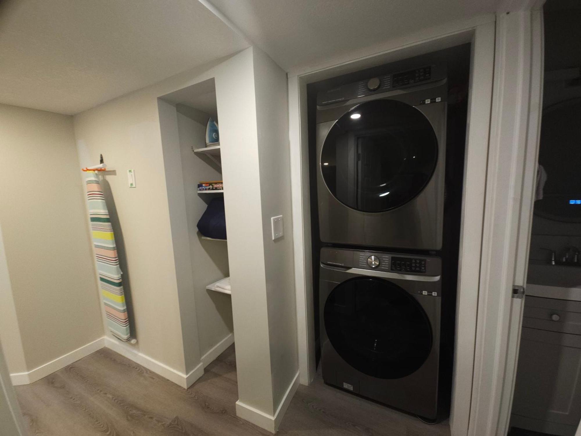 Cozy 2 Bedroom Suite, Queen Beds, Near The Airport * Edmonton